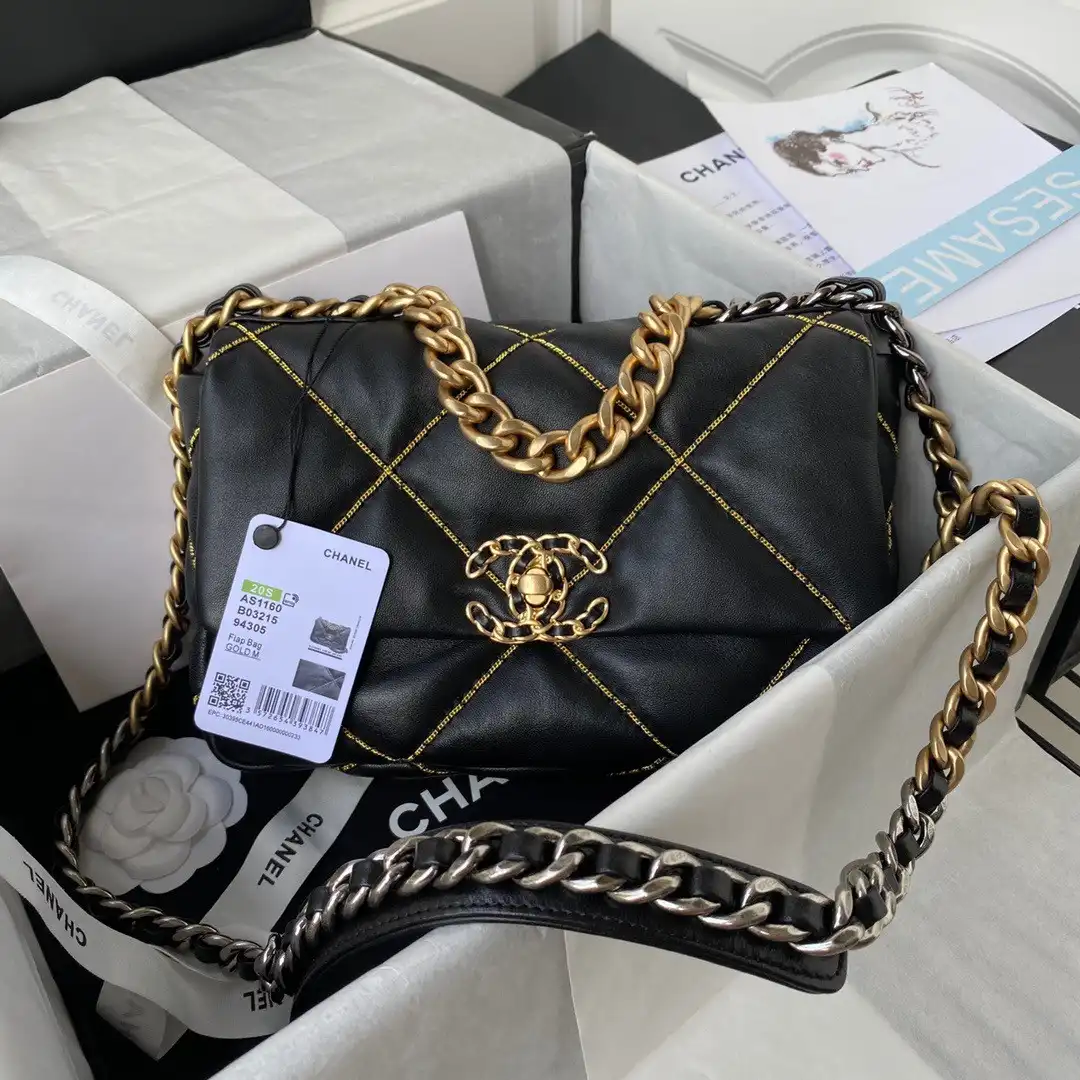 CHANEL 19 FLAP BAG 0123