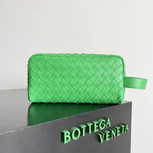 Bottega Veneta  Intrecciato Leather Wallet-On-Strap 0129