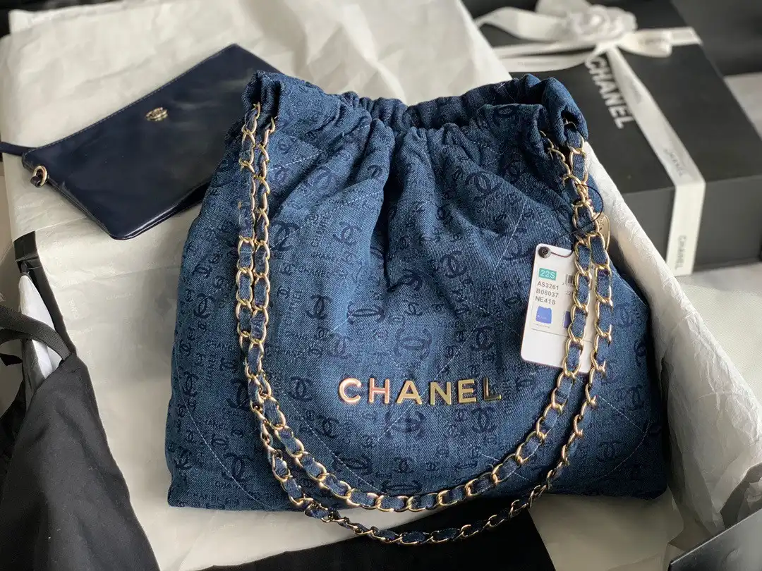 CHANEL 22 HANDBAG 0123