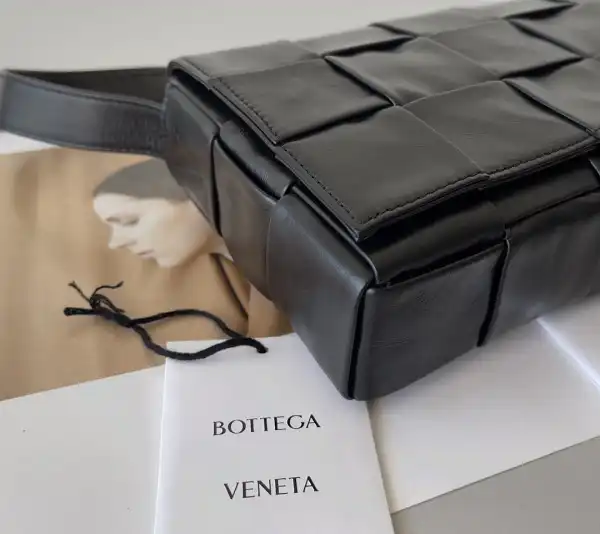 Firstbag BOTTEGA VENETA CASSETTE-23*15*5.5cm 0129