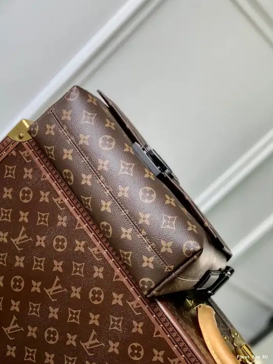 First bag ru LOUIS VUITTON Messenger S-Cape 0221