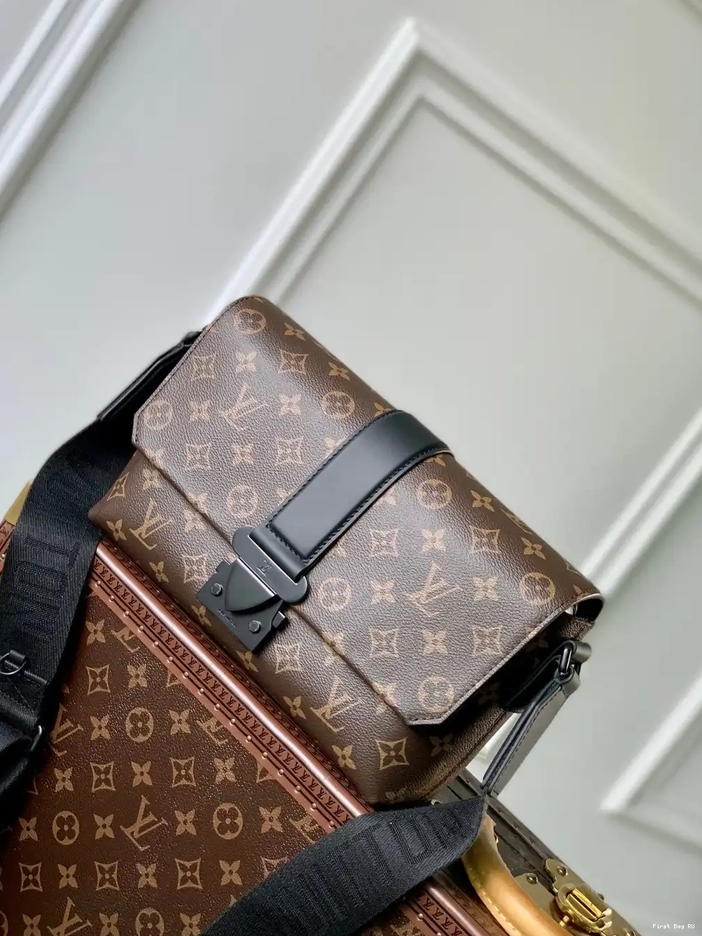 First bag ru LOUIS VUITTON Messenger S-Cape 0221