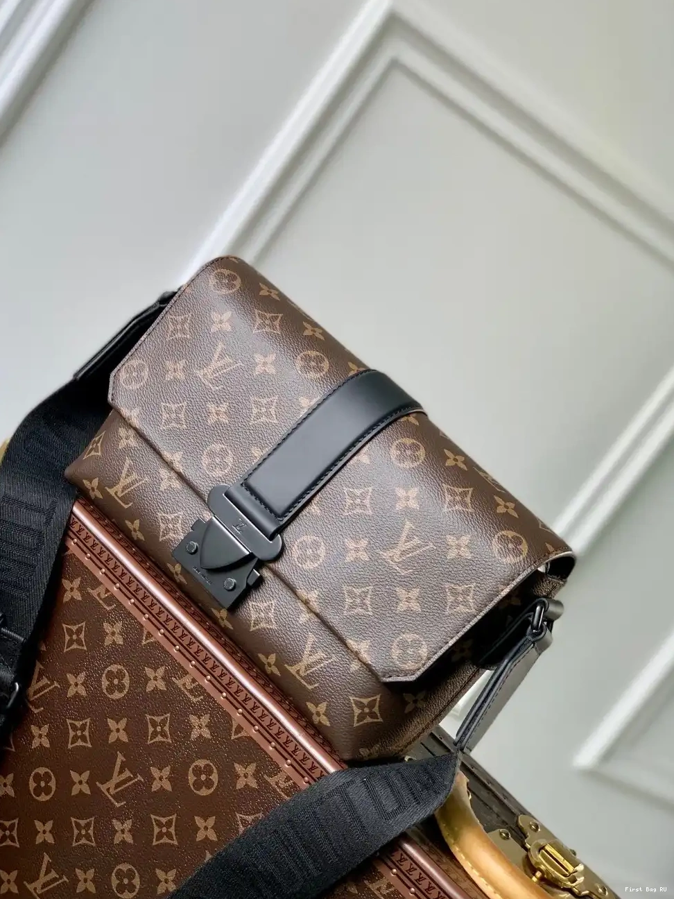 First bag ru LOUIS VUITTON Messenger S-Cape 0221