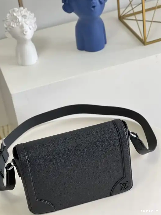 Firstbag VUITTON LOUIS MESSENGER NEW FLAP 0210