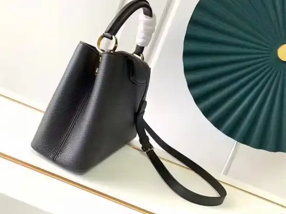 First bag ru MM LOUIS VUITTON CAPUCINES 0219