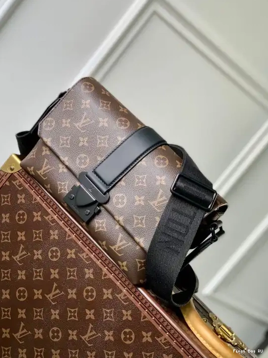 First bag ru LOUIS VUITTON Messenger S-Cape 0221