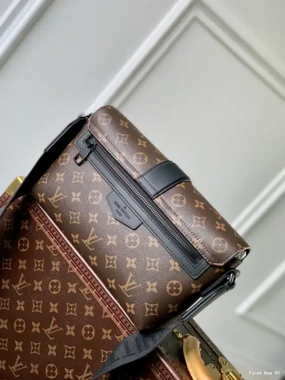 First bag ru LOUIS VUITTON Messenger S-Cape 0221